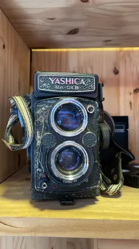 camera Yashica Mat 124b Disparando