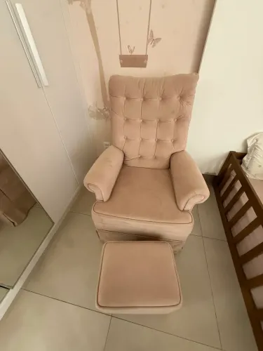 Poltrona de amamentação que balança com puff