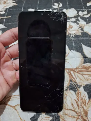 Celular infinix tela trincada e com listras na tela. Pra vender ou trocar.