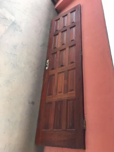 Porta madeira maciça almofadada