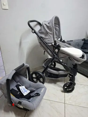 Carrinho moises com bebê conforto cosco
