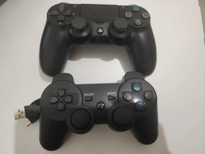 Controle de PS3 novo e controle de PS4 usado no estado