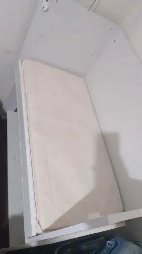 Mini berço acopla com a cama e tem grade protetora 