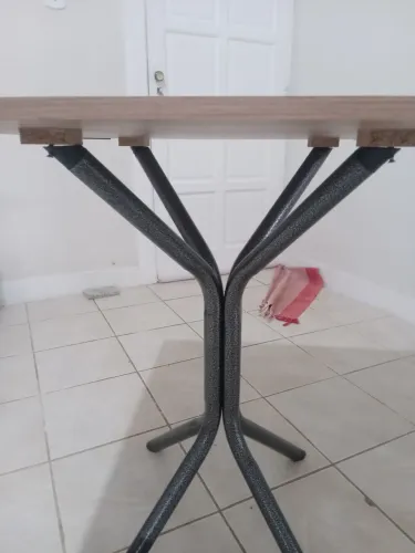 Mesa nova, com 4 cadeiras no plastico