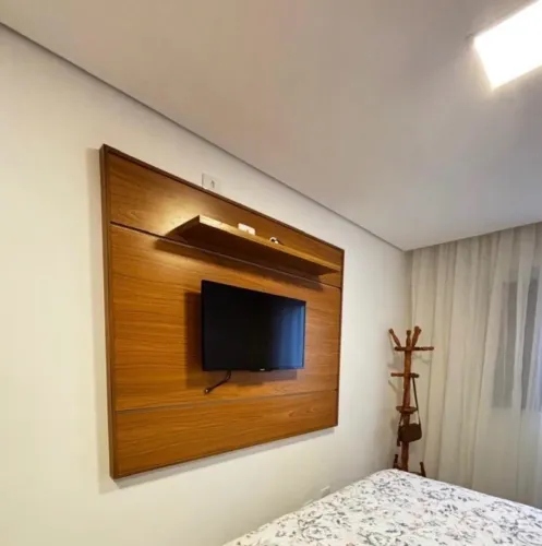 Painel de TV amadeirado com prateleira 1,60 m