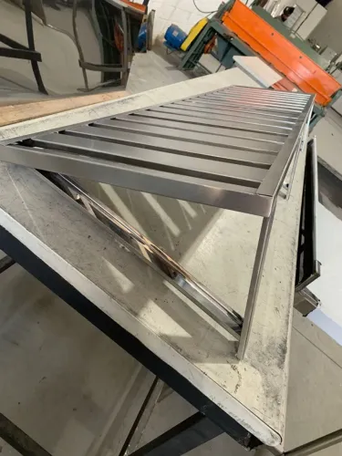 Prateleira Inox Suspensa 1,10x0,30m Gradeada Mão Francesa