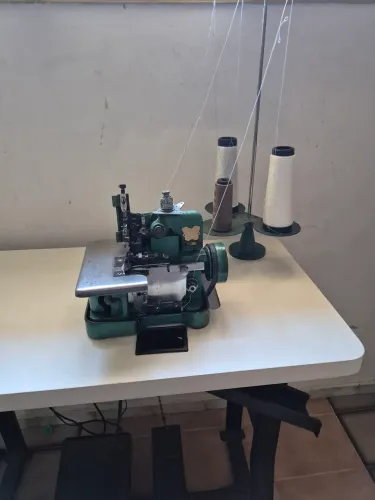 Máquina de costura overlock com um gabinete