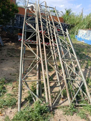Vendo estas estruturas metragem 5 metros por 60