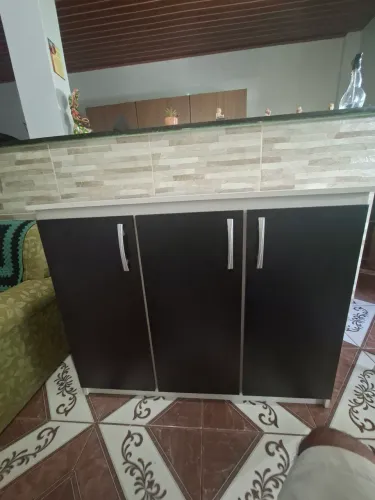 Balcão / armário nas cores branca e preta em MDF com 3 portas  novo