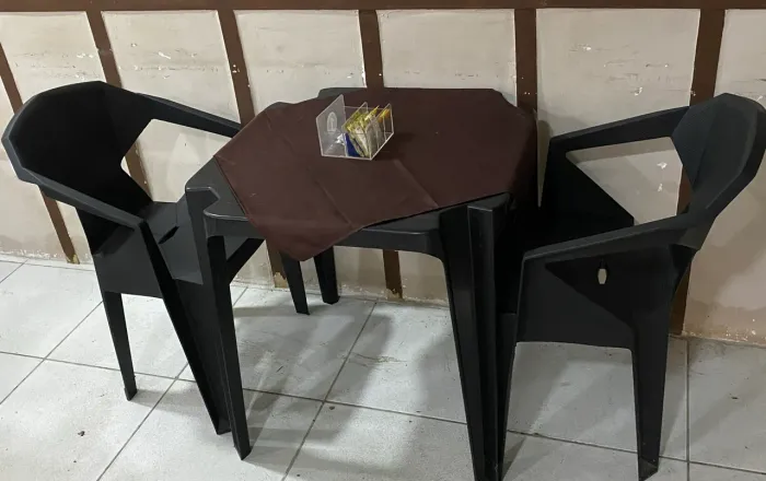 Conjunto mesa e cadeira poltrona