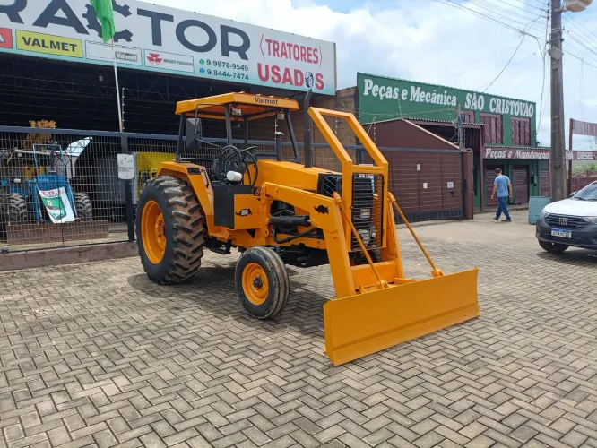 Trator Valmet 880 com lâmina em Ariquemes