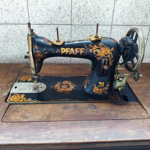 Máquina de costura Pfaff com mesa em estrutura de ferro + manual e acessórios originais