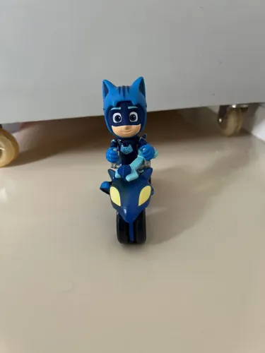 Boneco menino gato e sua espada no seu veículo