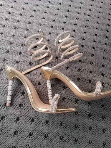 Sandália em aspiral com strass