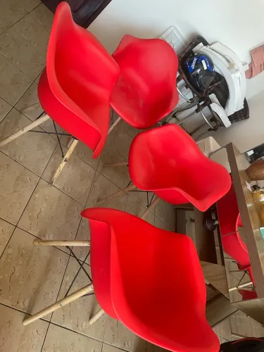 Conjunto de 4 cadeiras com pés de madeira semi nova
