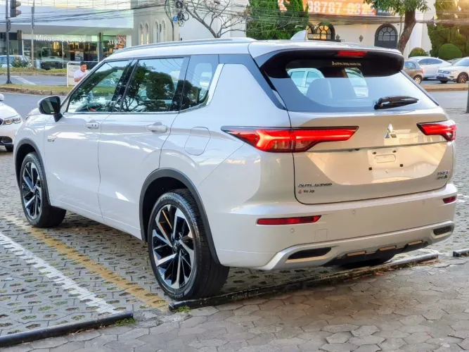 Mitsubishi Outlander HPE-S 2.4 4X4 AUT (híbrido) 2026