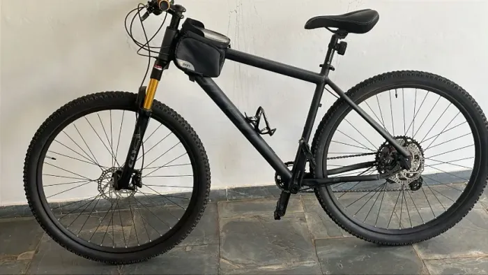 Bicicleta MTB First Pro Shimano Deore 6100 Suspenção Air Gold 100MM