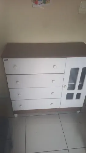 Cômoda branca,em ótimo estado. Sem marcas de uso,4 gavetas,1porta