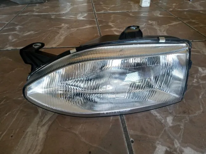 Farol esquerdo Fiat Palio 1996 (vidro)