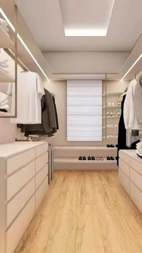 Closet planejado com armários e prateleiras