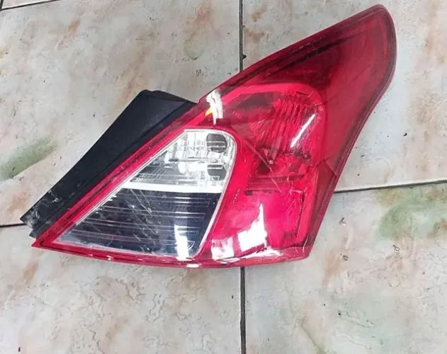 Lanterna traseira direita Nissan versa original usado