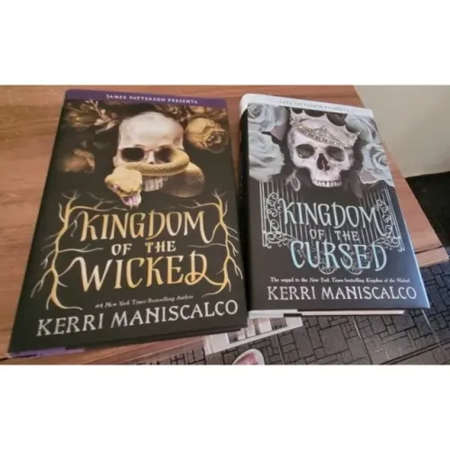 Livros Kingdom of the Wicked e Kingdom of the Cursed hardcover inglês, importado capa dura