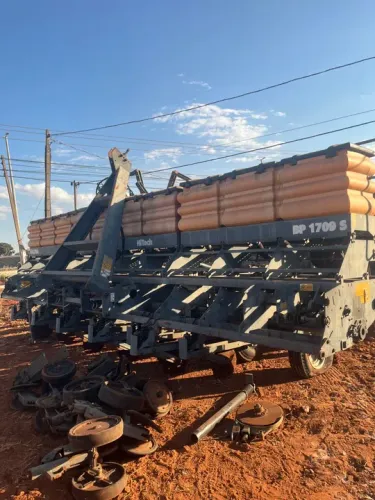 Venda ou troca em implementos agricolas Plantadeira Valtra 15 linhas Ano 2013