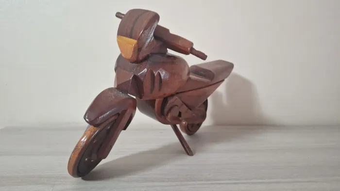 Moto artesanal de madeira