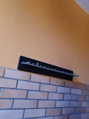 Suporte de parede para espetos de Churrasco