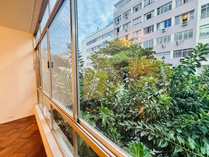 Imóvel para aluguel possui 130 metros quadrados com 3 quartos em Copacabana - Rio de Janei