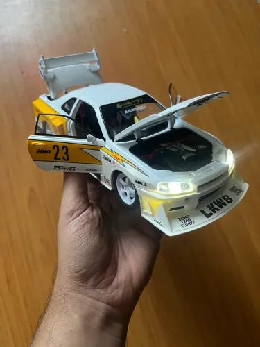 Miniatura Nissan Skyline GTR R34 LBWK - Liberty Walk 1:24 Som e Luzes, abre portas e capô.