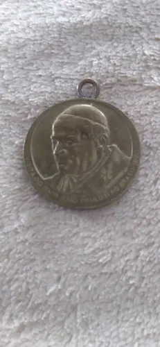 Medalha de comemoração da visita do papa feita pela casa da moeda