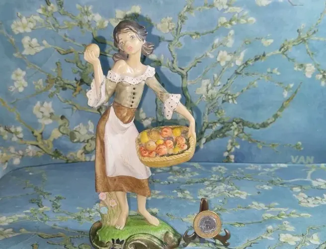 Estatueta em resina italiana, camponesa vendedora de frutas, 20cm. Perfeita