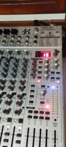 Mesa de som Behringer Eurorak UB2442 FX-PRO