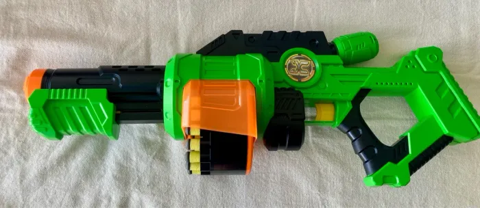 Arma de brinquedo, lançadora de dardos de espuma, com tambor rotativo