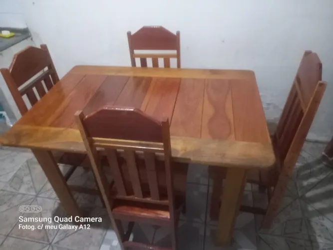 Mesa de Jantar em Madeira com 4 Cadeiras, a partir de 350 a 80 por 80 avista.