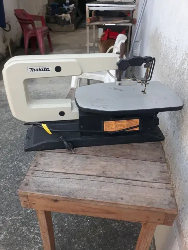 Serra Tico tico de bancada da marca makita 