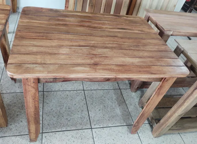 Mesa de madeira maciça