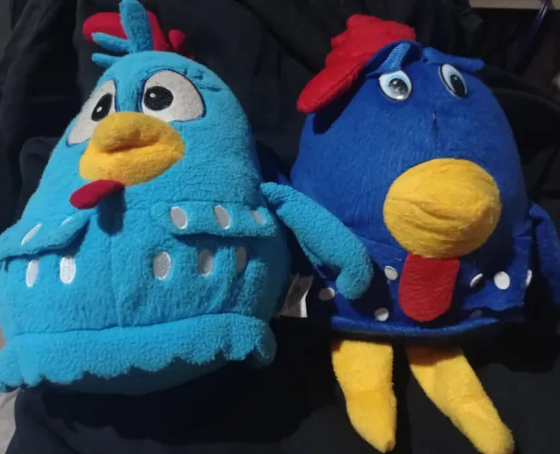 Brinquedos antigos Lote com duas pelúcias antigas da galinha pintadinha
