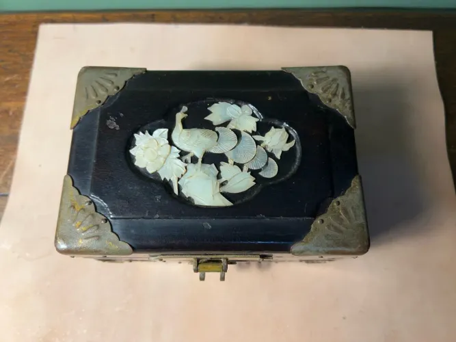 Caixa de Jóias de Madeira com Decoração de Madrepérola - Estilo Oriental