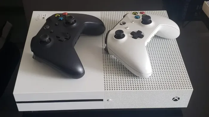 XBOX ONE S com dois controles originais, 500 GB. Veja na descrição!