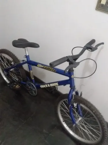 Bicicleta semi nova tamanho médio.