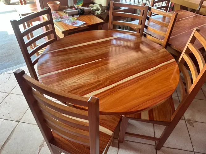 Mesa 4 cadeiras pernas torneadas 