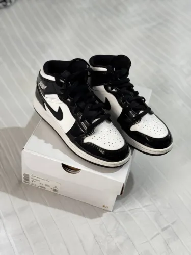 Air Jordan 1 Mid Black/White