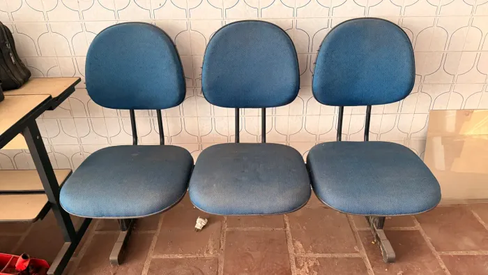 Banco Longarina com 3 Lugares (tecido em azul)