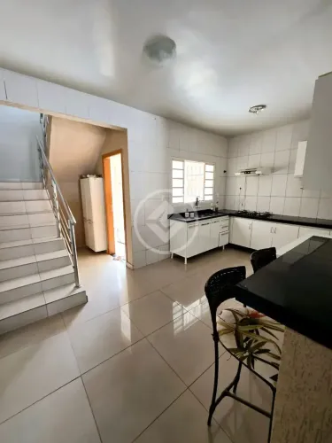 Casa á Venda com 3 Quartos, 2 Suítes no Condomínio Faval com 220 m2 de área construída Cui