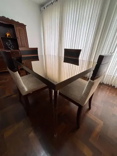 Conjunta Sala de Jantar | Mesa com tampo espelhado | 4 cadeiras