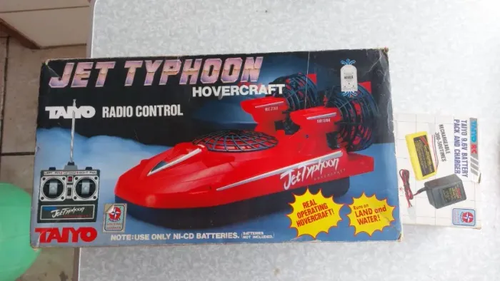 Jet Typhoon Hovercraft Taiyo Estrela - Completo na caixa funcionando e com fonte.