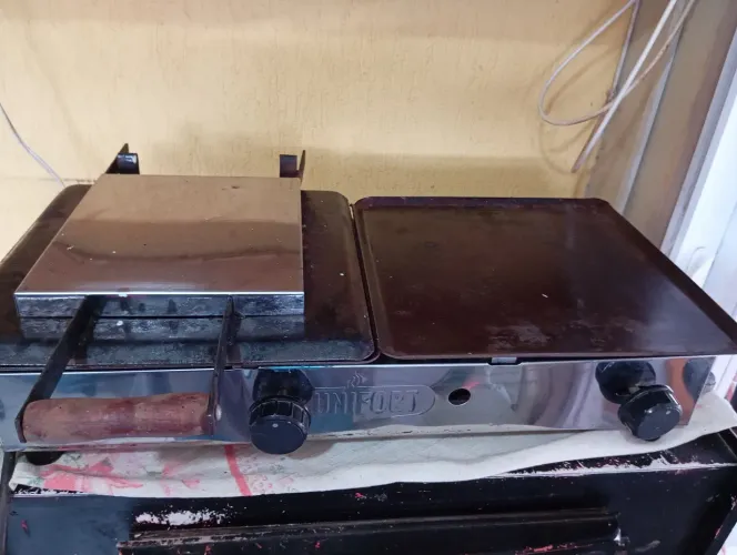 Chapa com prensa para lanches 