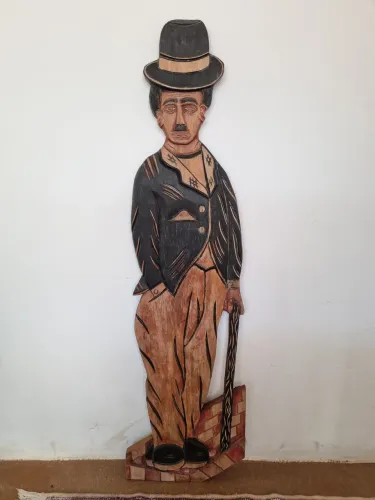 Arte - Quadro/Escultura Charles Chaplin Entalhado em Madeira